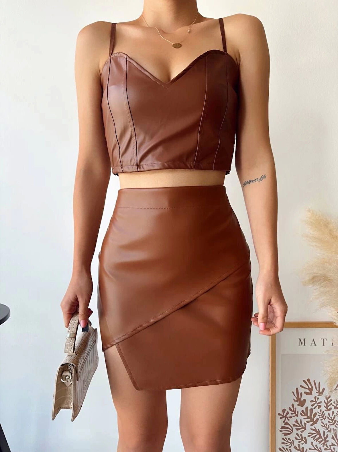 Kapaklı asimetrik model deri etek kahve s240106