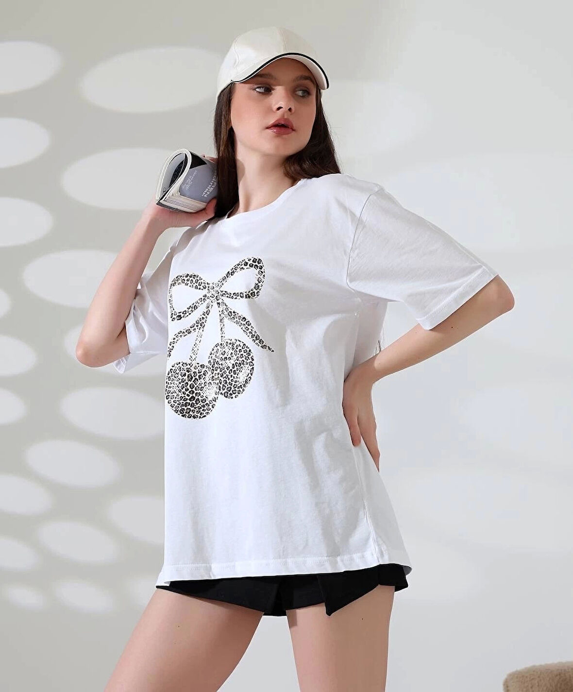 Leopar desenli kiraz baskılı tişört