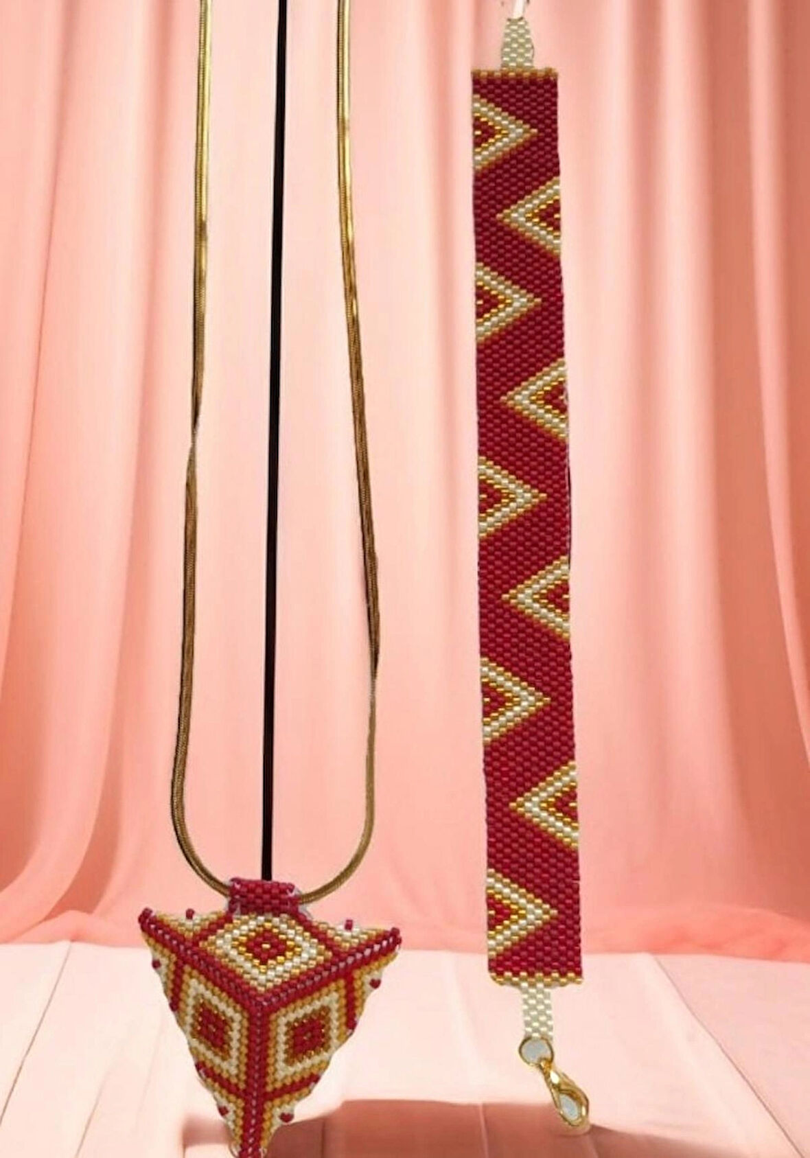 El Yapımı Boncuk Kolye ve Bileklik Seti, Kırmızı-Altın Geometrik Desen, Kahverengi Deri Bileklik