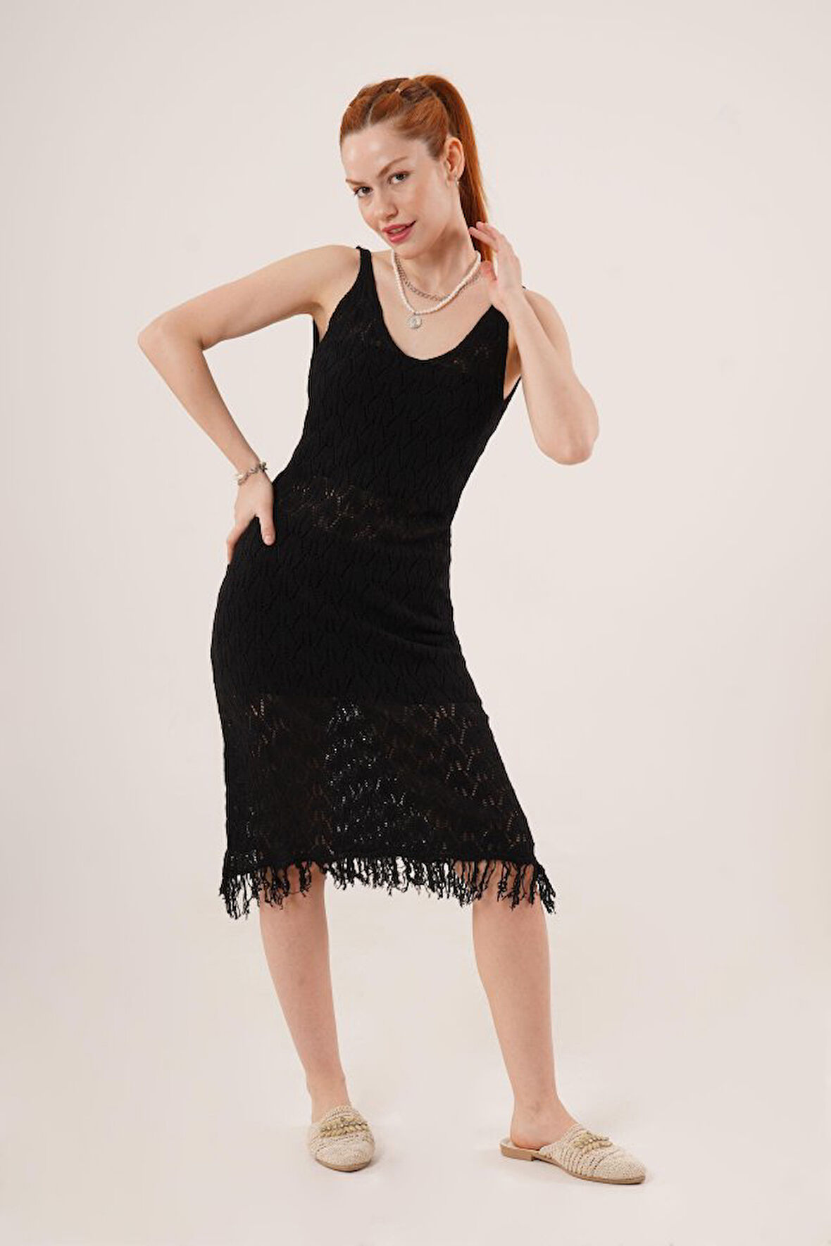 Ajurlu V Yaka Püskül Detaylı Siyah Elbise