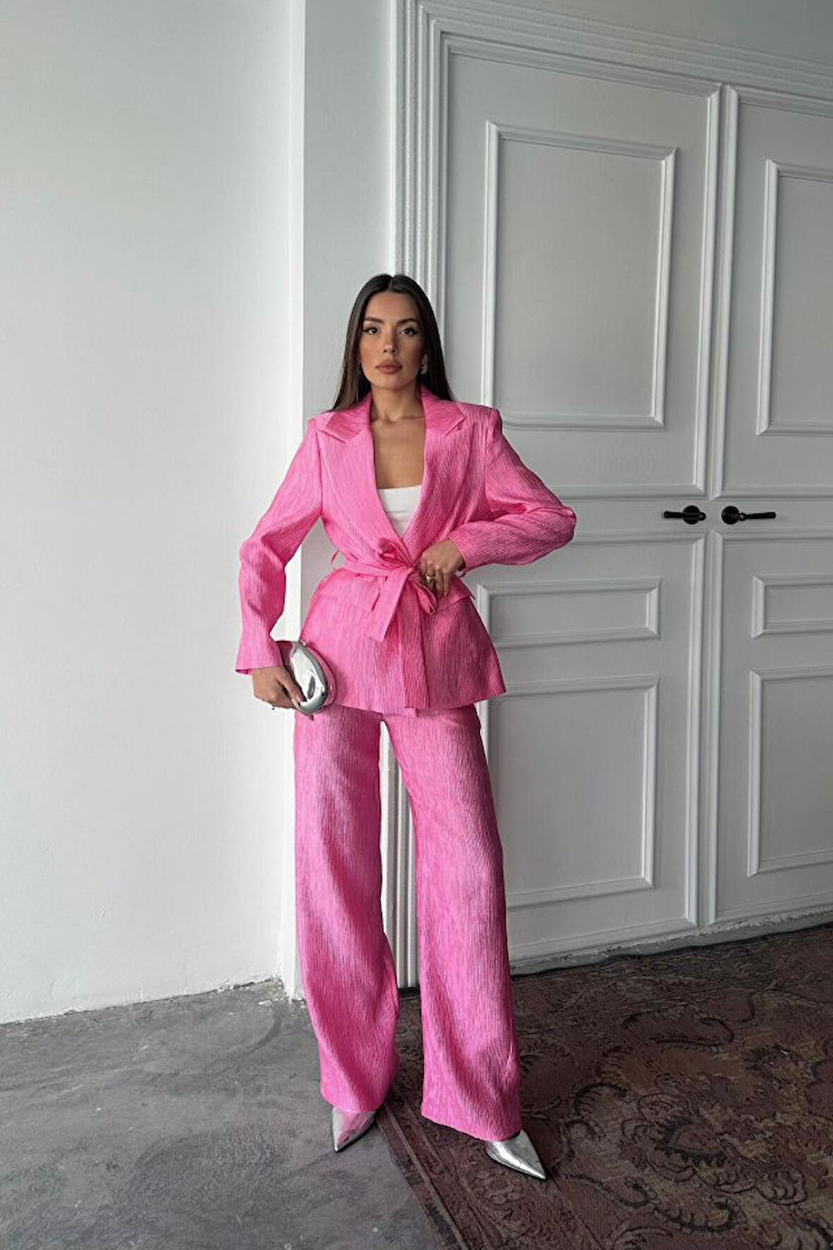Pembe Beli Kuşaklı Ceket Ve Pantolon Parlak Takım