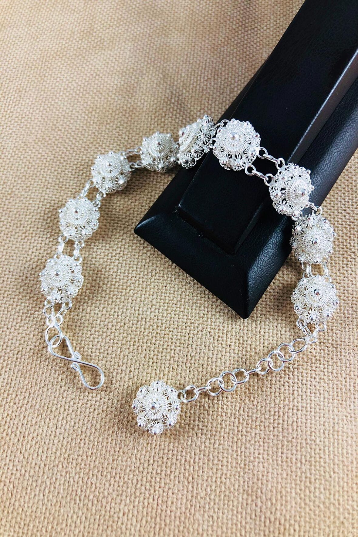 El Işi Bereket Çiçeği Motifli Telkari Gümüş Bileklik