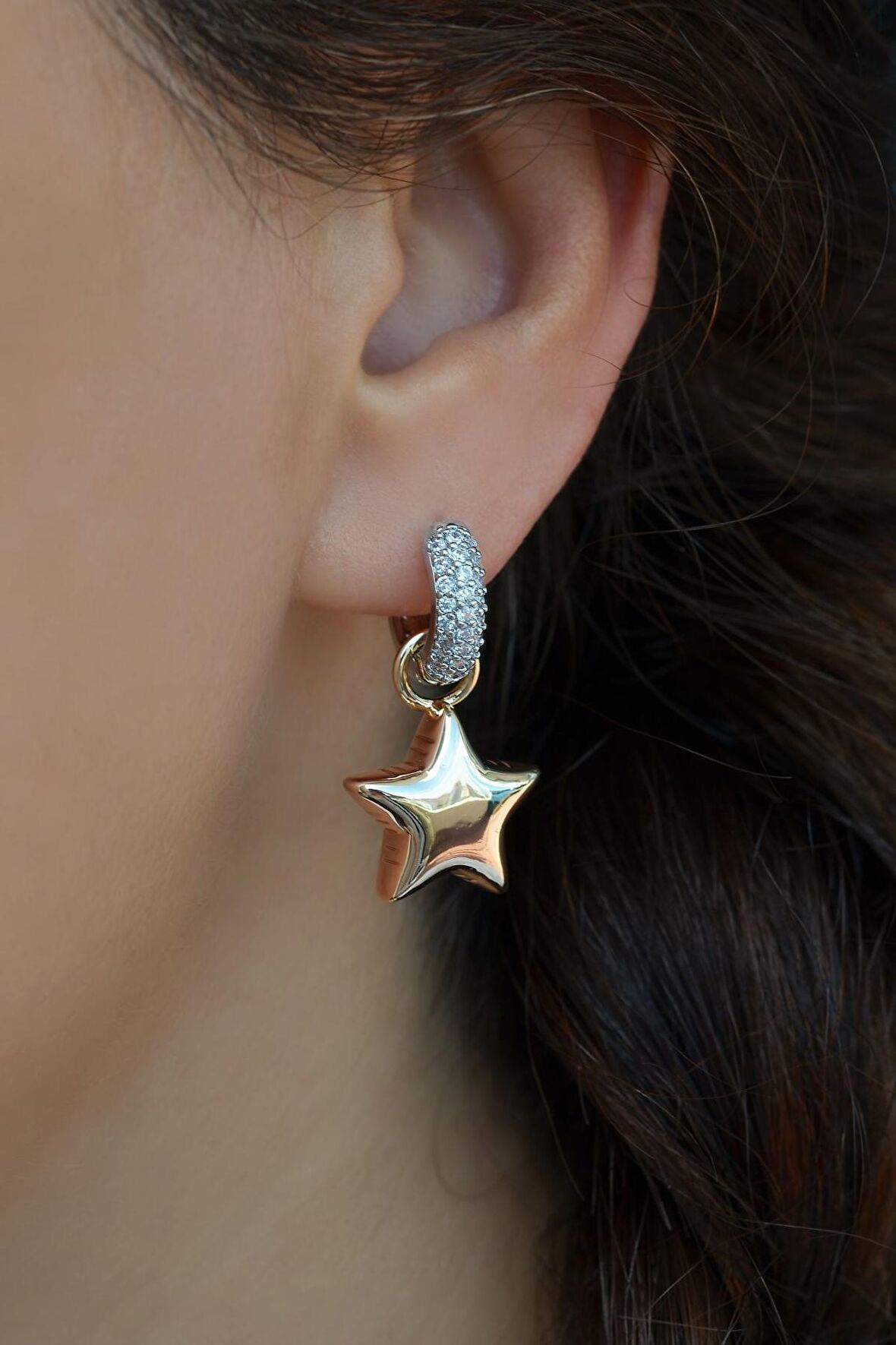 İki Renkli Bombeli Yıldız Charmlı Zirkon Küpe Yıldızlı Küpe