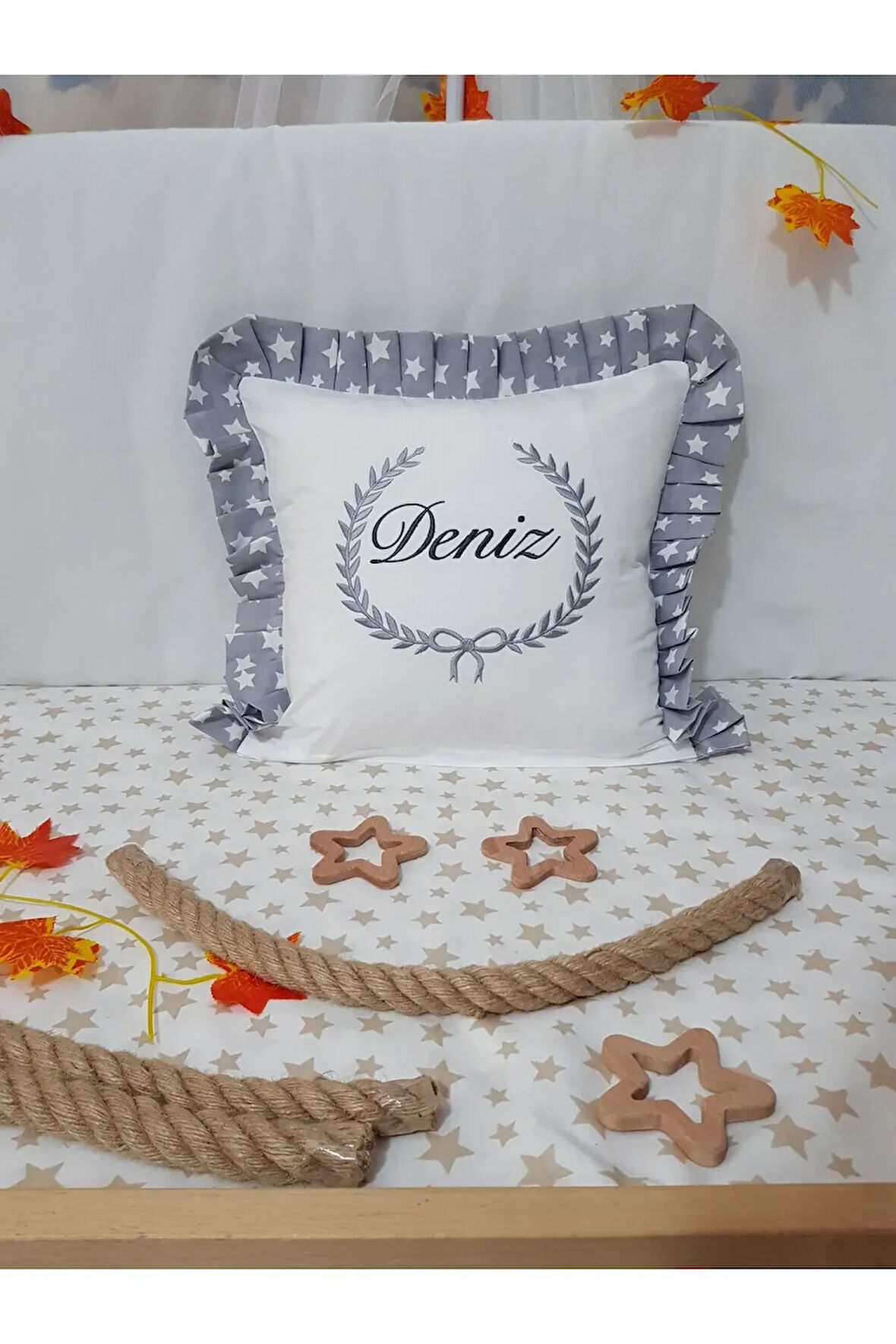 Nakışlı Kırlent Bebek İsimli 40x40 Cm İçi Dolgulu Fırfırlı Kırlent