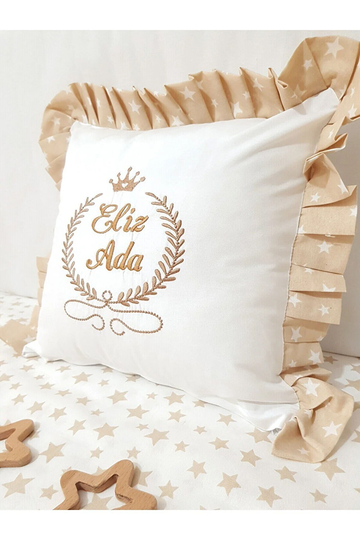 40x40 cm Nakışlı Bebek Kırlenti İsimli Fırfırlı Takı Yastığı İçi Dolgulu B9