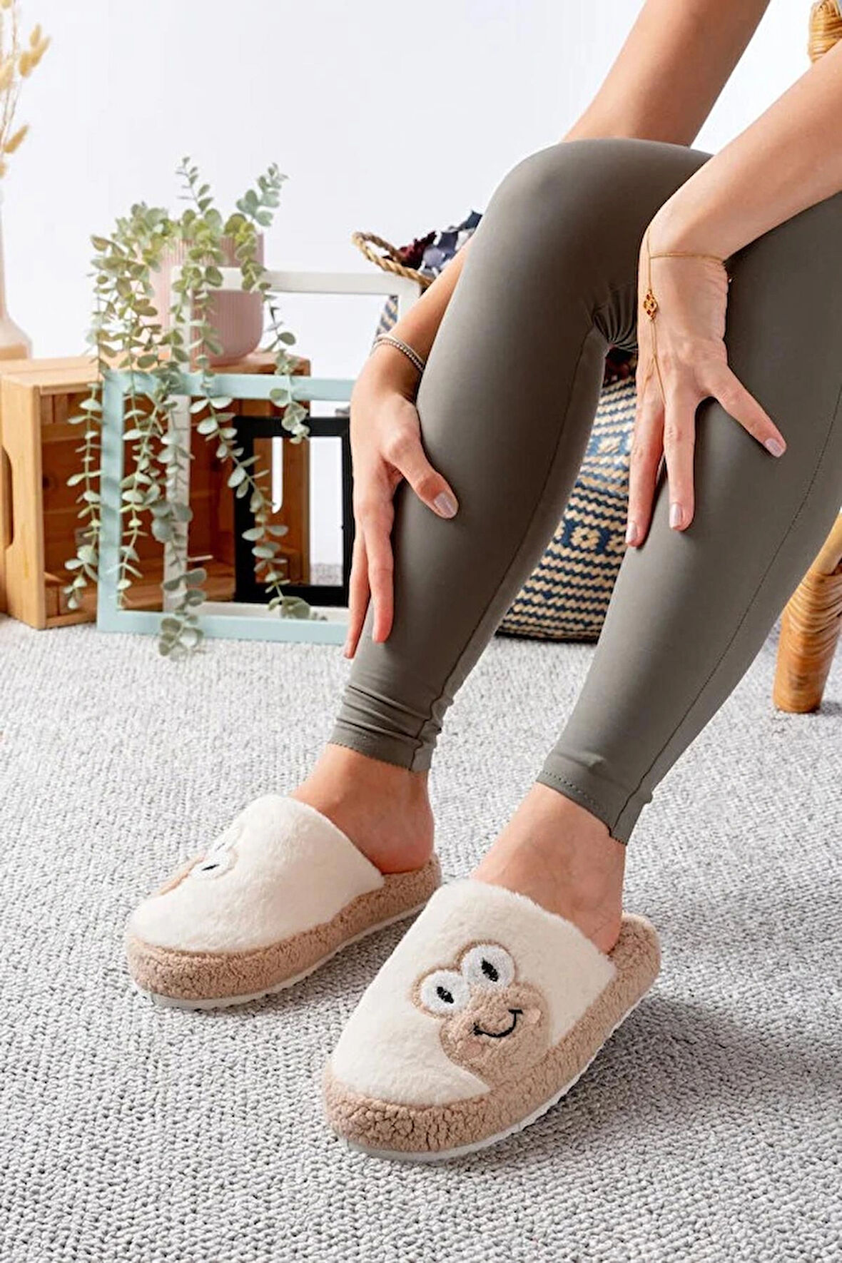 Kadın Kurbağa Figürlü Sessiz Taban Peluş Ev Terliği
