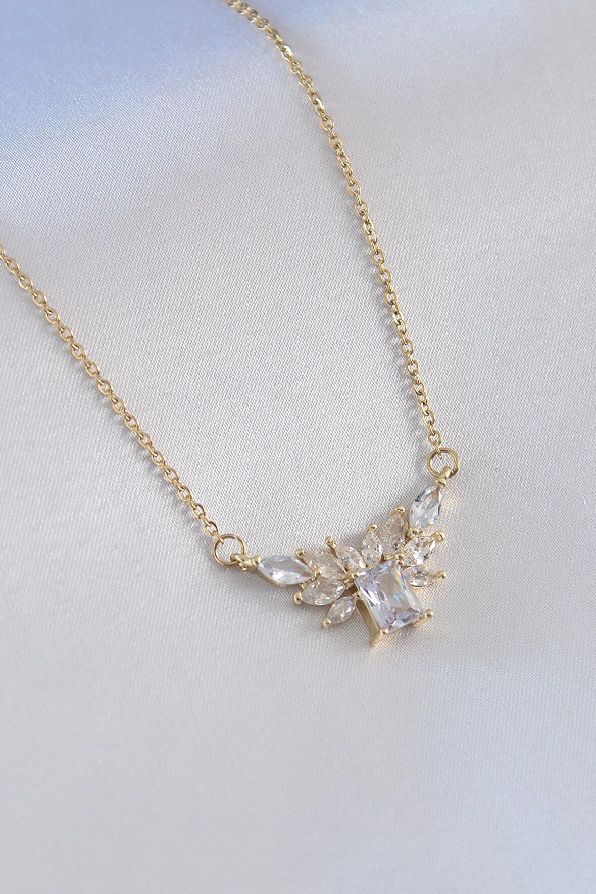 316L Çelik Gold Renk Zirkon Taşlı Baget Kadın Kolye