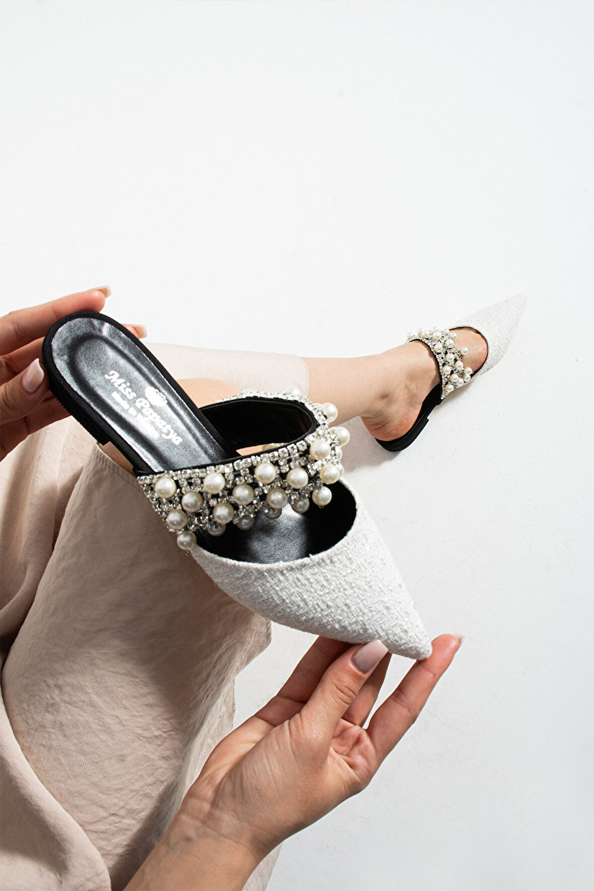 KUNNY Beyaz Kilim Inci Detay Kadın Topuklu Terlik