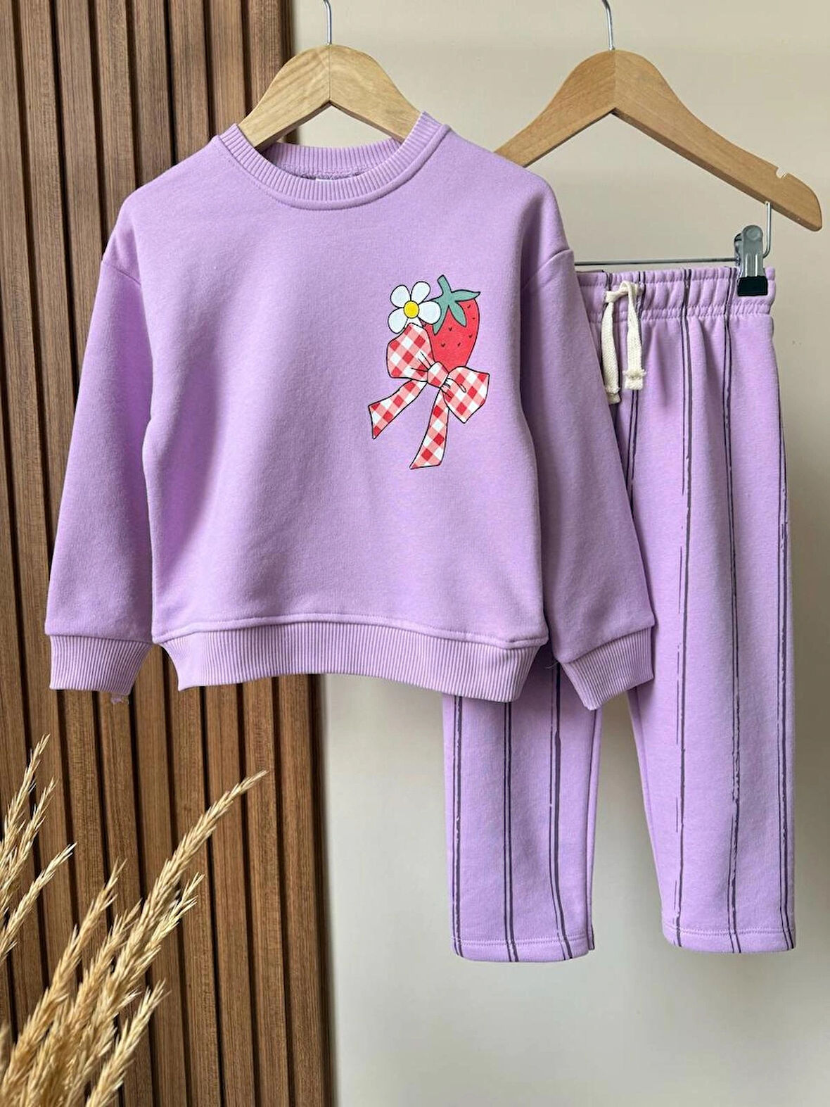 KURDELE ÇİLEK BASKILI ÇİZGİLİ PANTOLONLU 3 İPLİK ŞARDONSUZ ALT ÜST KIZ ÇOCUK TAKIMI