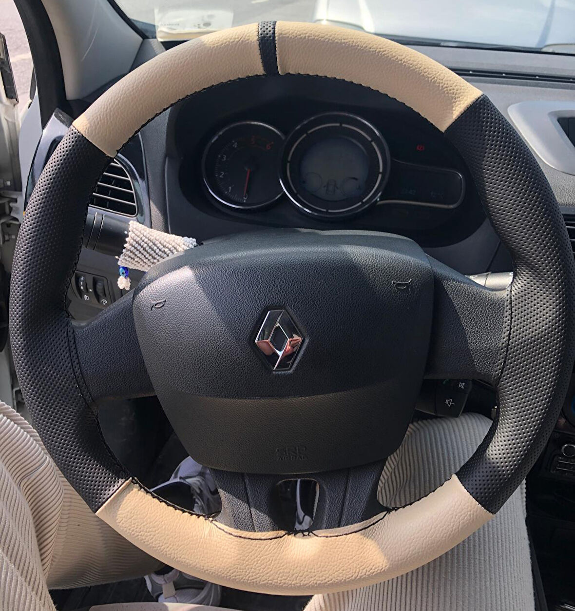 DİKİŞLİ DİREKSİYON KILIFI BEJ DERİ NOKTALI DERİ SİYAH YÜZÜK SİYAH DİKİŞLİ RENAULT FLUENCE İÇİN