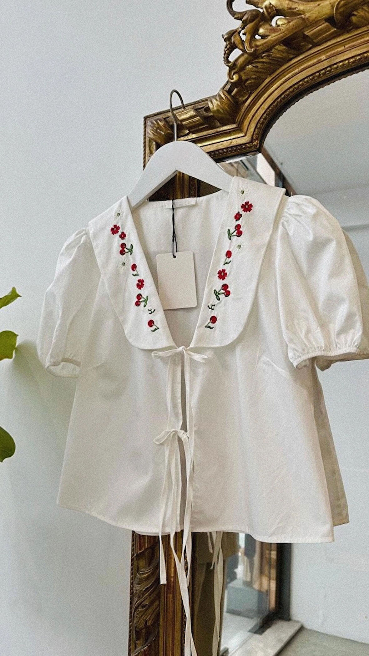 Kadın Ekru Bebe Yaka Karpuz Kollu Mine Nakıs Detaylı Bagcıklı Vintage Gömlek