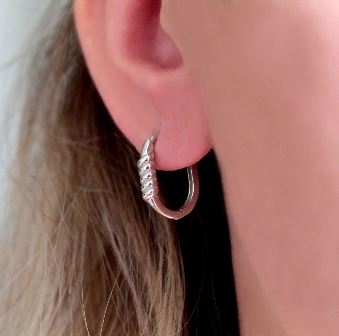 Burgu Detaylı Gümüş Halka Küpe