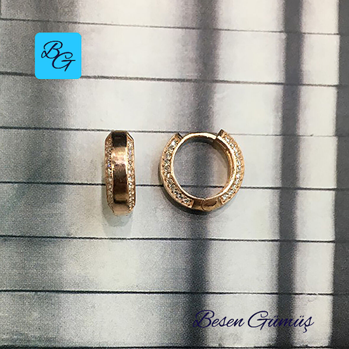 Rose Kenar Kısımları Taş Dizili Düz Halka Küpe