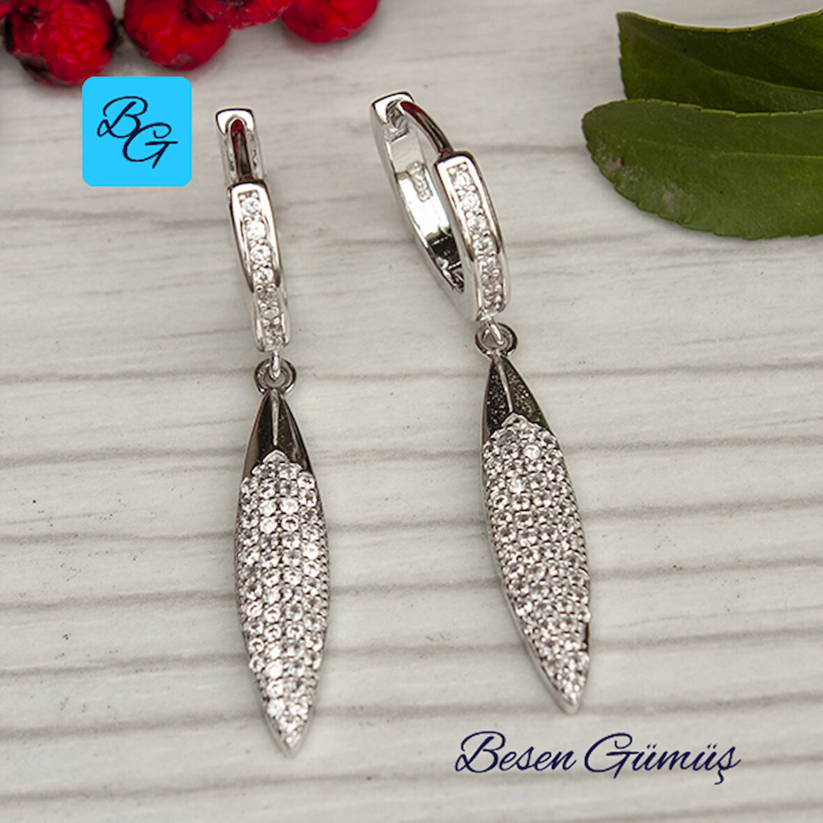 Zirkon Taşlı Oval Sallantılı Halka Küpe