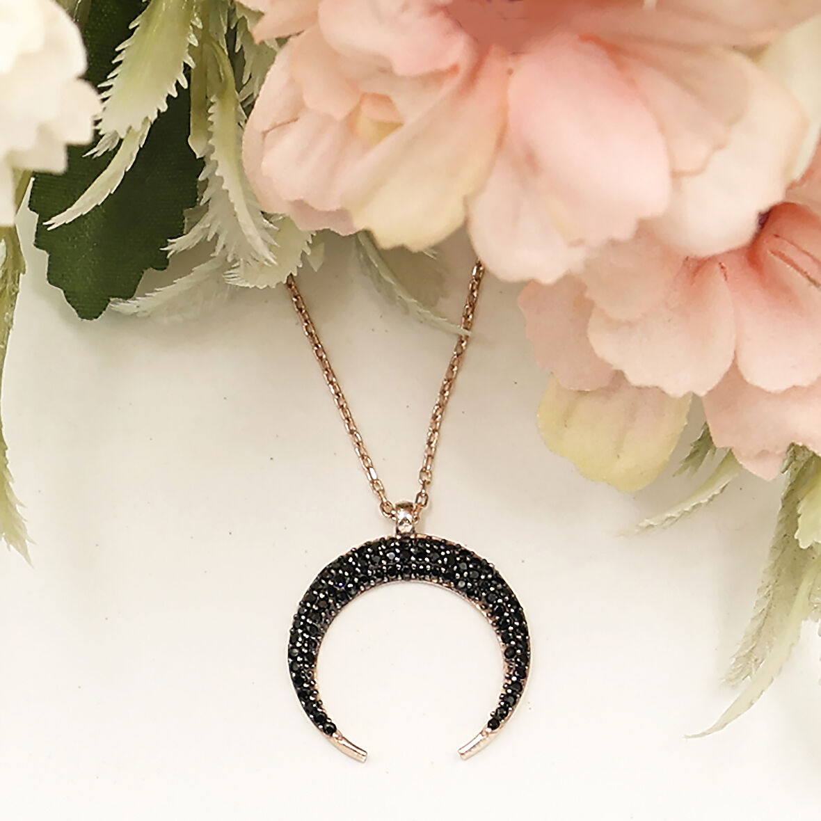 Rose Siyah Yuvarlak Oniks Taşlı Hilal Kolye
