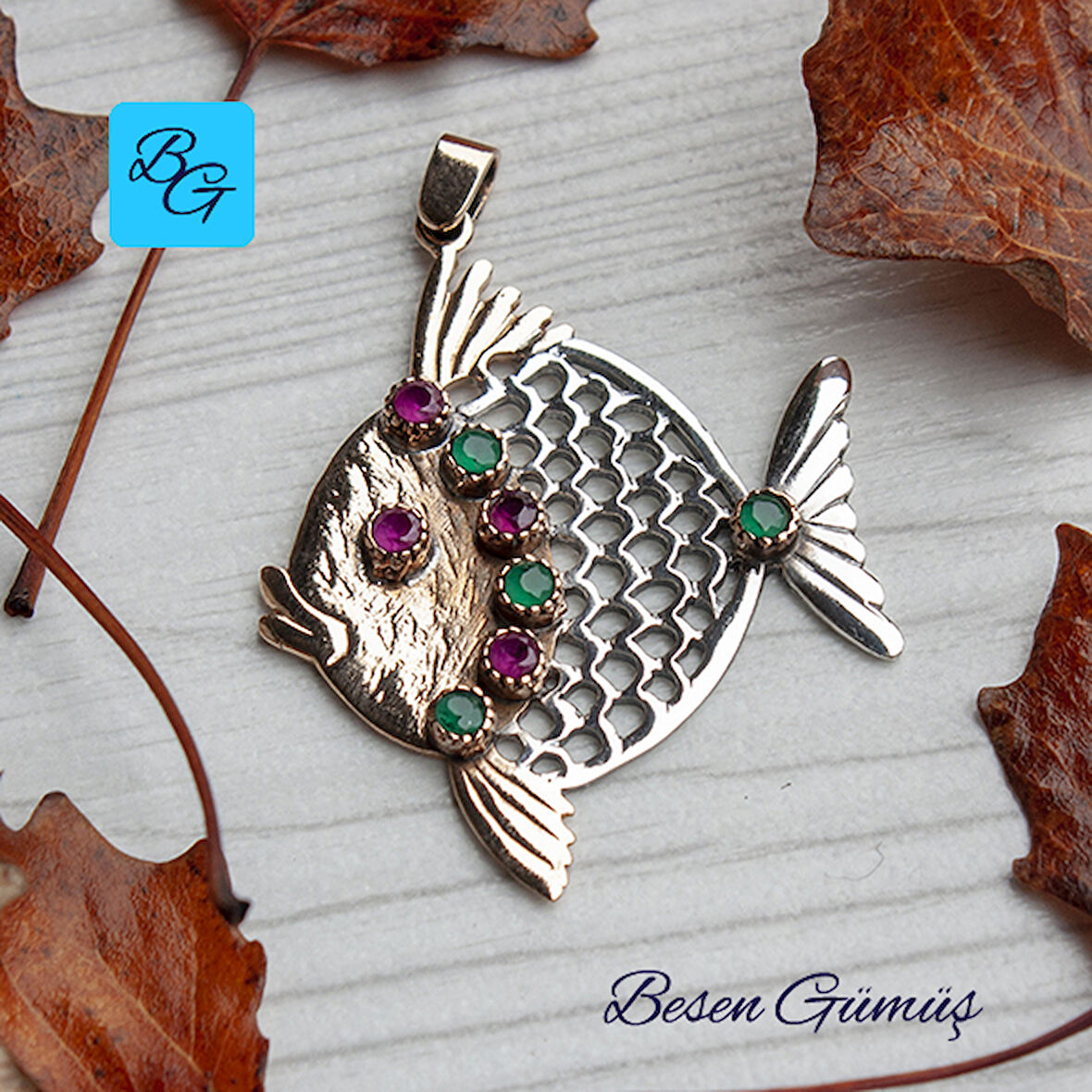 Kırmızı Yeşil Taşlı Otantik Balık Kolye
