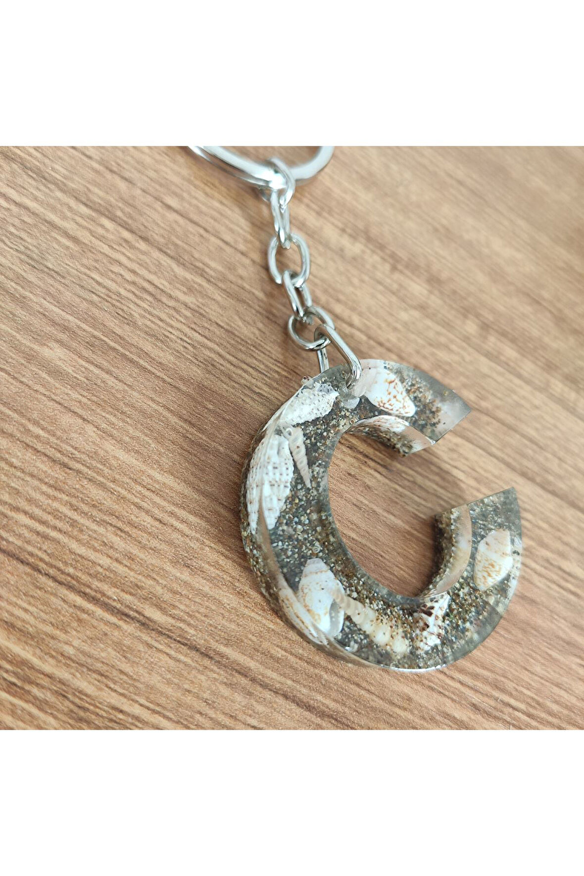 "C" HARFİ - Kıyı Esintisi Harf Anahtarlık (A–Z) – Gerçek Deniz Kabuğu, Kum ve Şeffaf Epoksi– El Yap