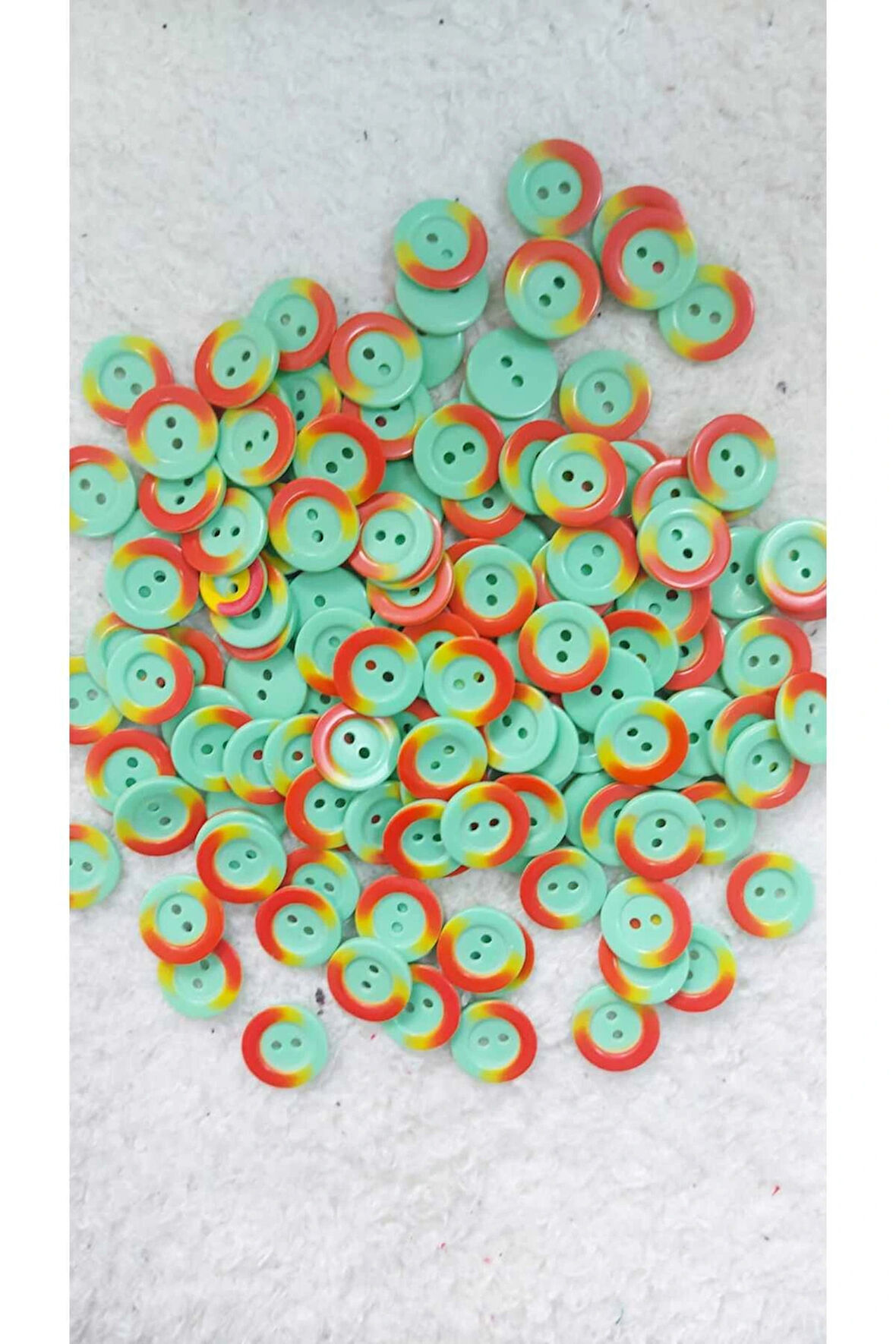 17Mm 28 Boy Yeşil Üzeri Turuncu 2 Delikli Polyester Düğme (20 ADET)