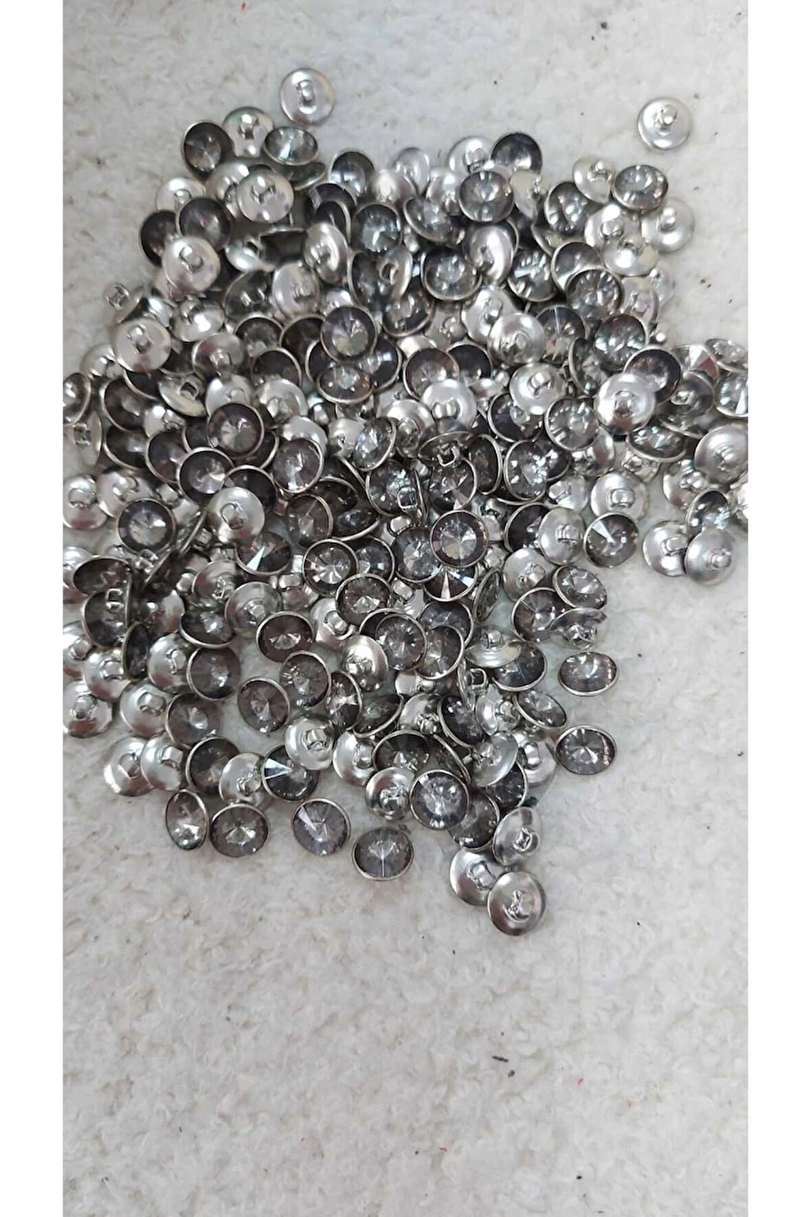 Taşlı Gri Gümüş  Metalize Alttan Ayaklı Abiye Düğme 1 Cm 18 Boy 11mm  ( 20 ADET )