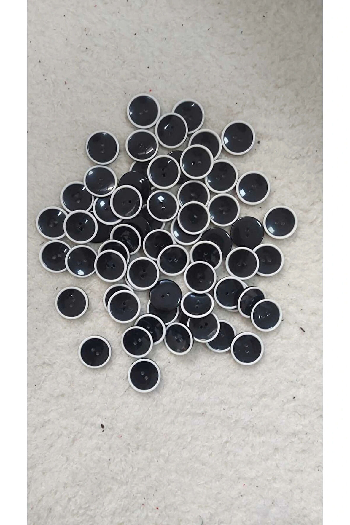 SİYAH-BEYAZ 2 DELİK POLYESTER DÜĞME (20 ADET)