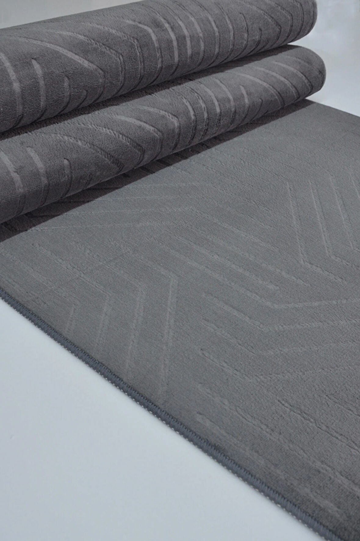 Kaymaz Tabanlı Kesme Kabartmalı Salon Koridor Mutfak Halısı5025A Antrasit