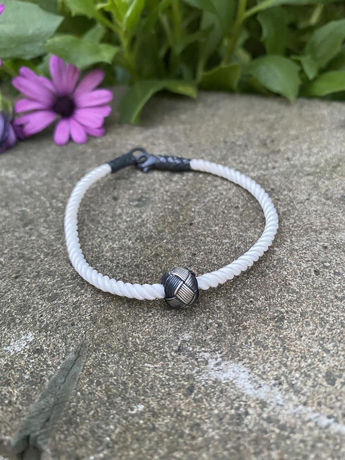 Gümüş Kazaziye Detaylı Beyaz Bileklik