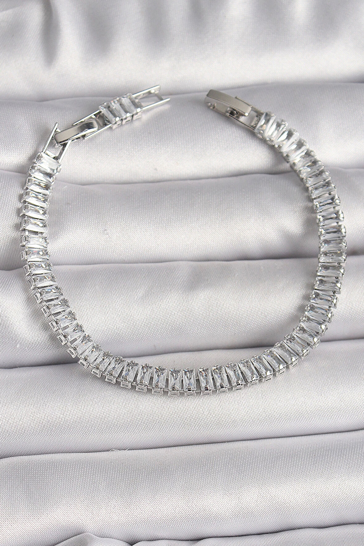 Pirinç Gümüş Renk Zirkon Taşlı Su Yolu Model Kadın Bileklik