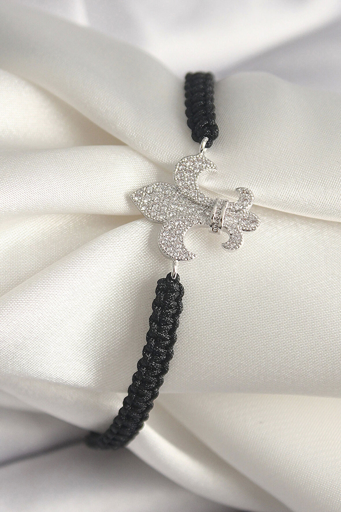 Pirinç Gümüş Renk Zirkon Taşlı Zambak Figür Asanrsörlü Makrome Model Kadın Bileklik