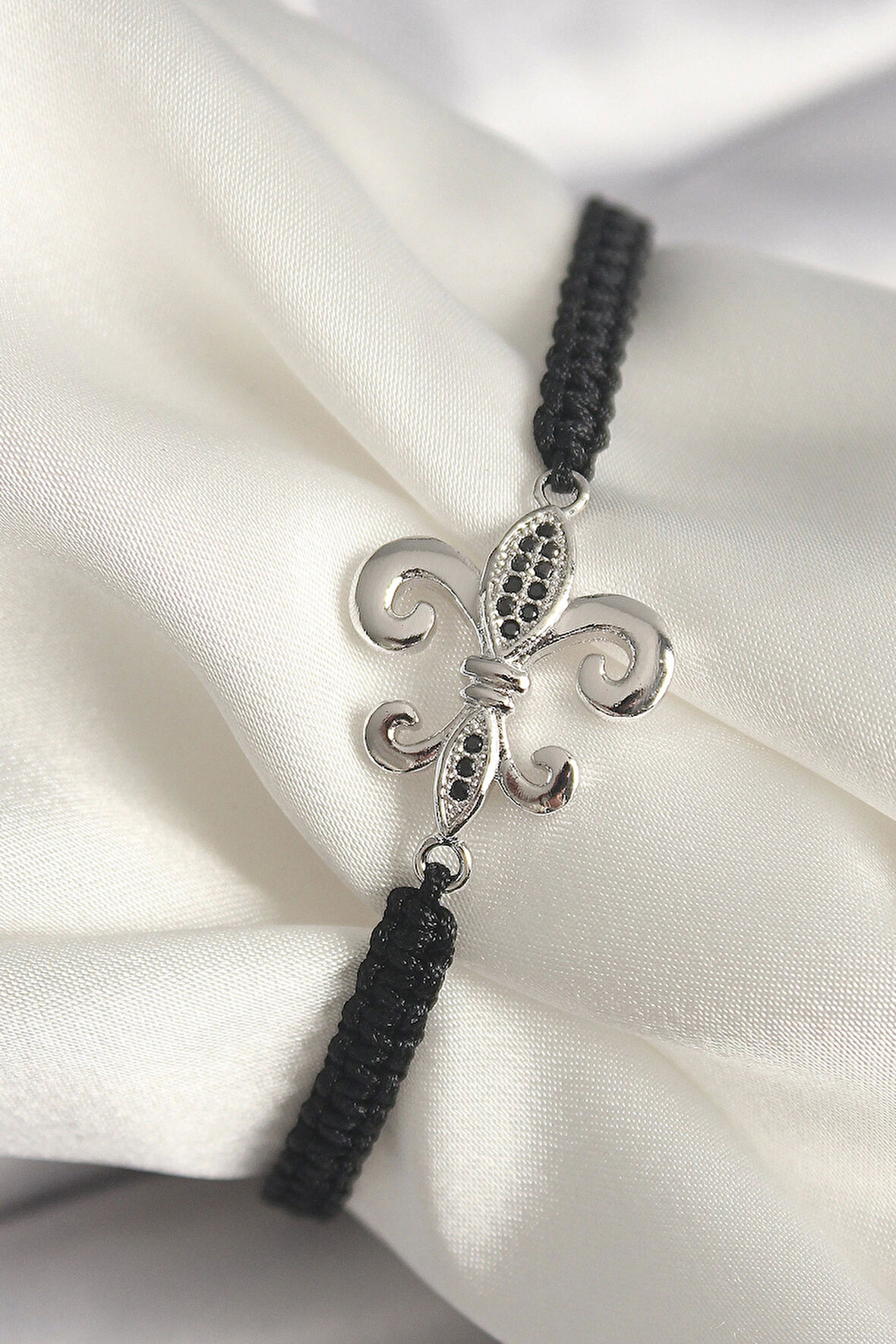 Pirinç Gümüş Renk Zirkon Taş İşlemeli Zambak Model Asansörlü Makrome Model Kadın Bileklik