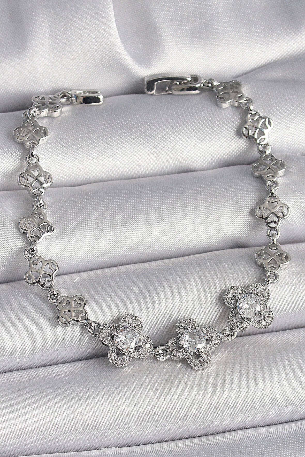 Pirinç Gümüş Renk Zirkon Taşlı Yonca Model Kadın Bileklik