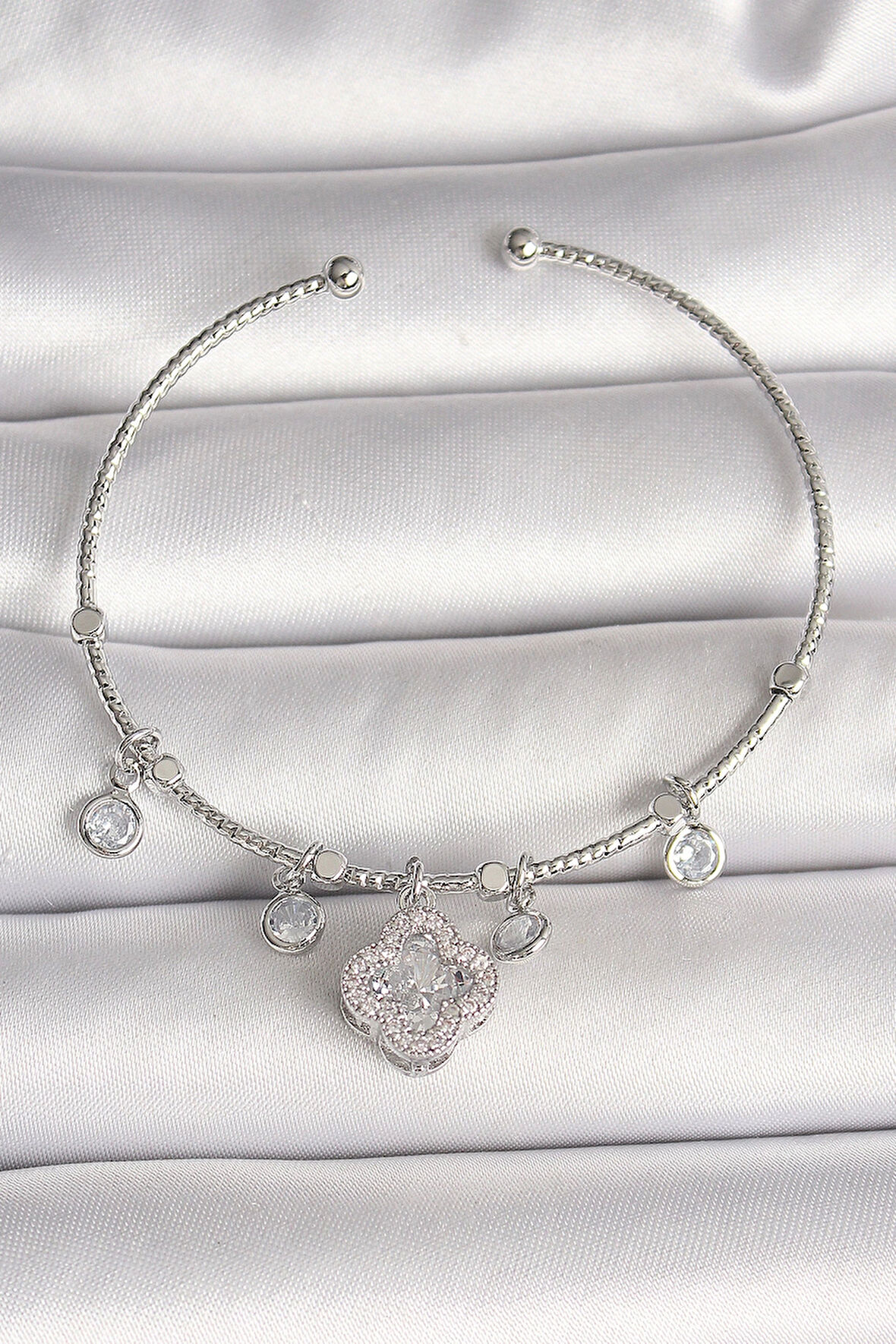 Pirinç Gümüş Renk Sallantı Zirkon Taşlı Yonca Figür Charm Kadın Bileklik