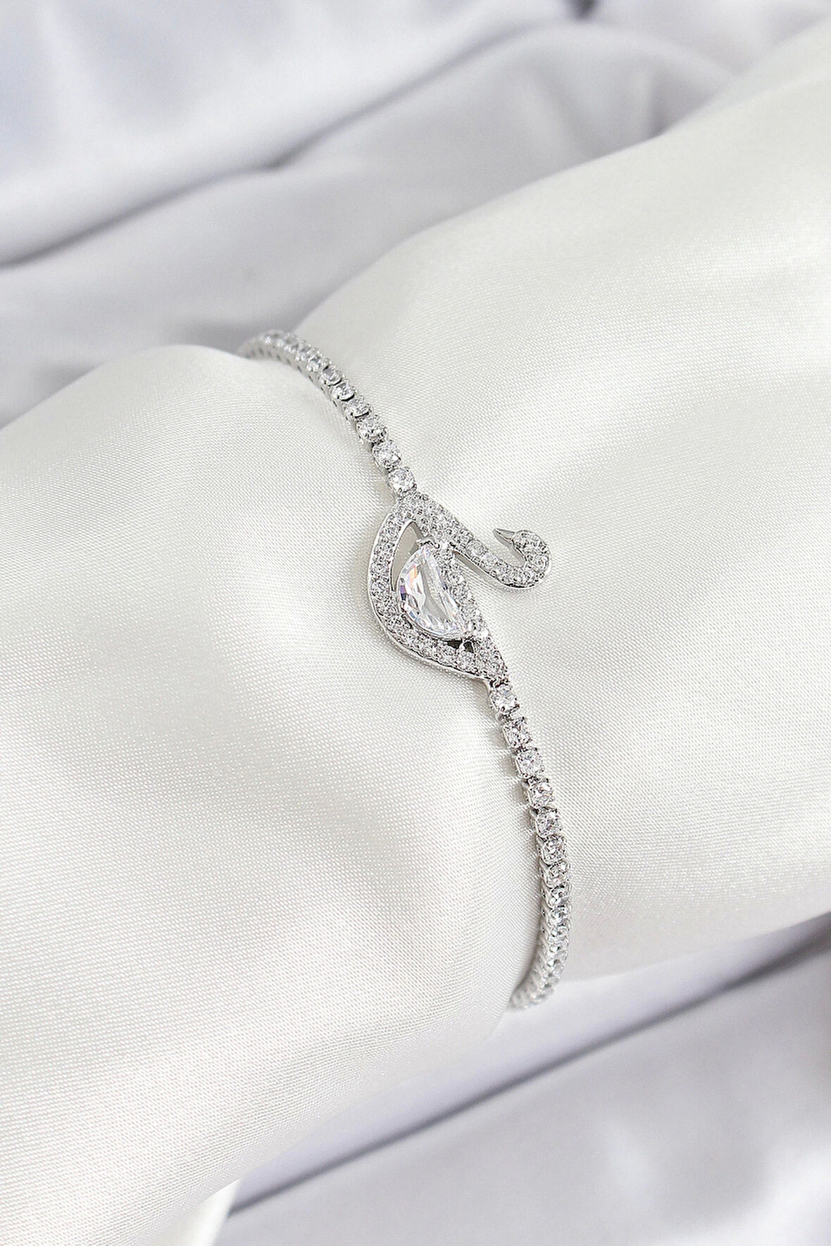 Pirinç Gümüş Renk Zirkon Taşlı Kuğu Model Kadın Bileklik