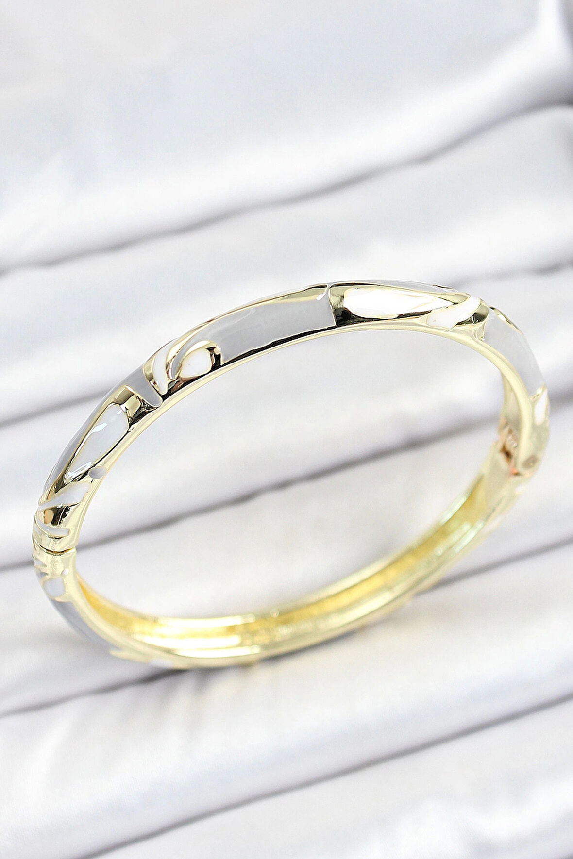 Mineli Pirinç Gri Beyaz Desenli Gold Renk Kadın Kelepçe