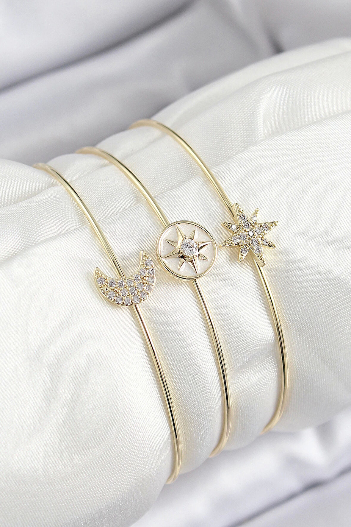 Pirinç Zirkon Taşlı Ay Ve Kutup Yıldızı Model Gold Renk Vip 3'lü Kadın Bileklik