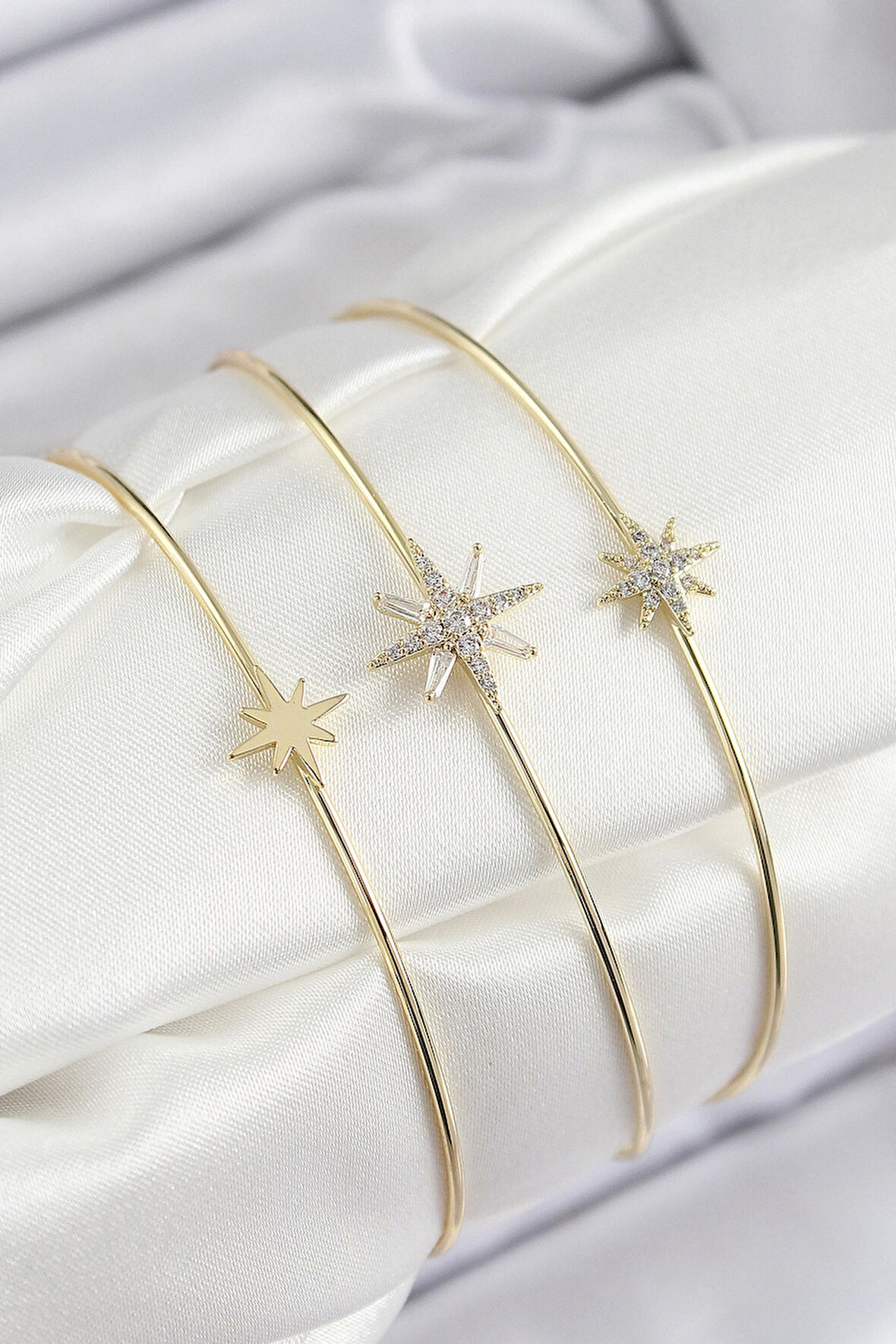 Pirinç Zirkon Taşlı Kutup Yıldızı Model Gold Renk Vip 3'lü Kadın Bileklik