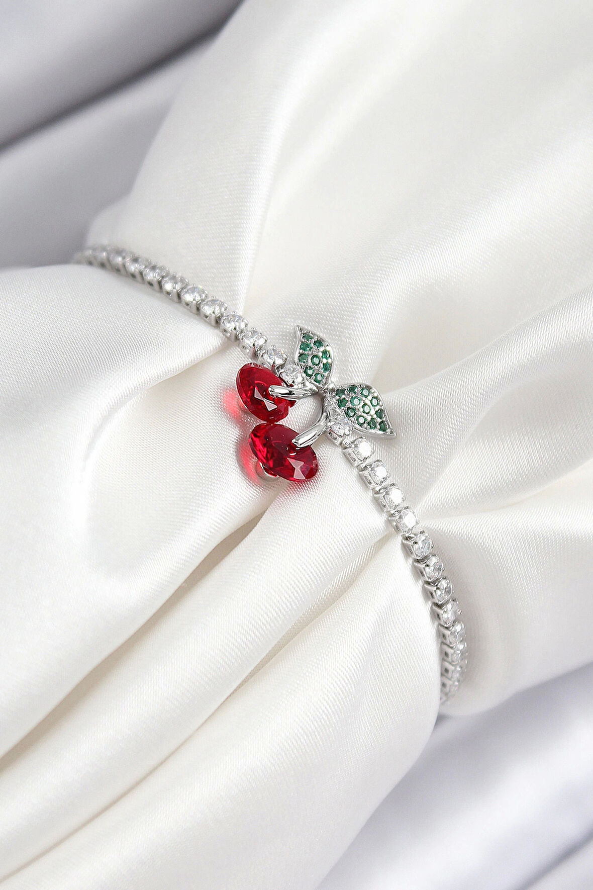 Pirinç Zirkon Taşlı Kiraz Model Gümüş Renk Asansörlü Kadın Bileklik