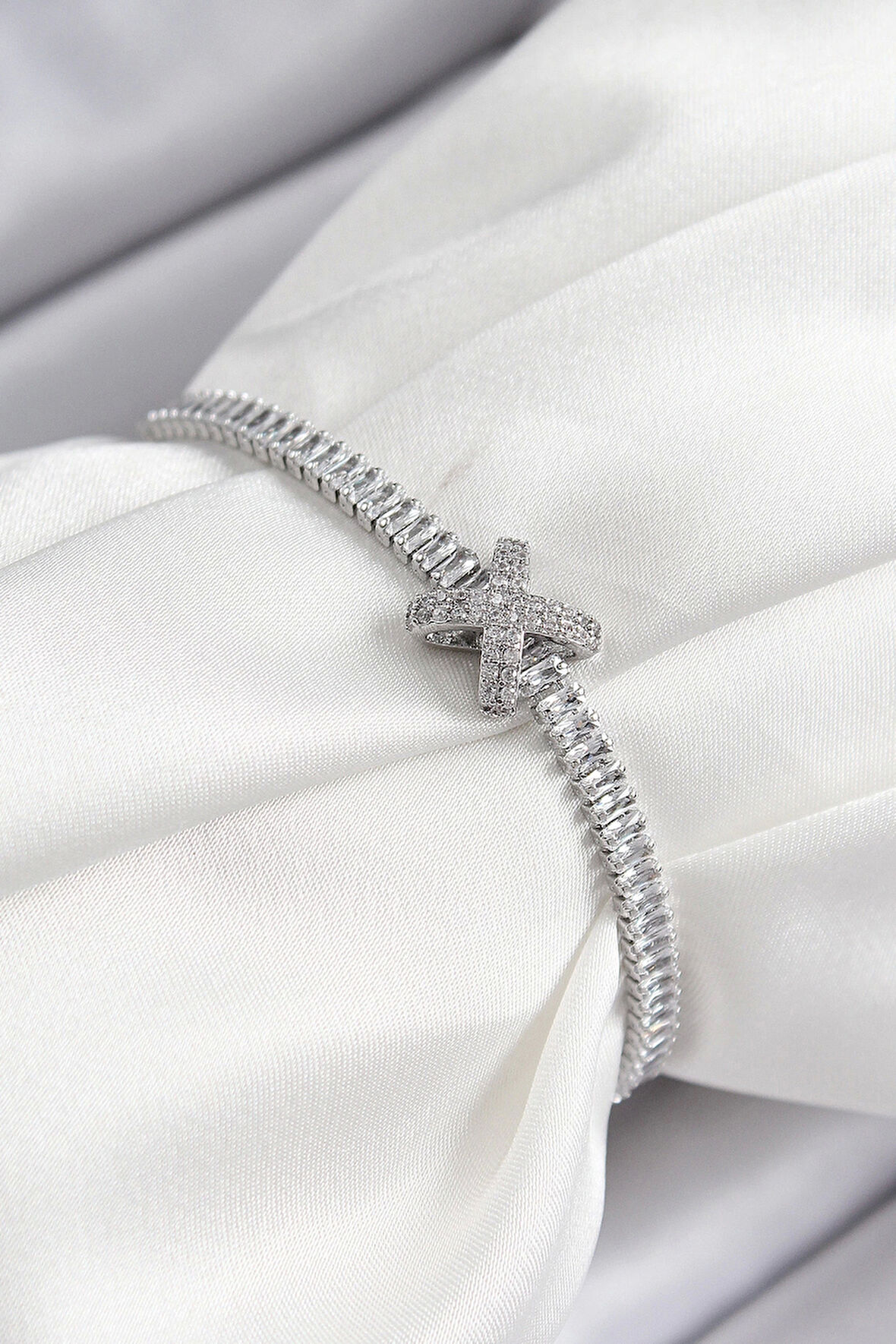 Pirinç Zirkon Taşlı X Detaylı Su Yolu Model Gümüş Renk Asansörlü Kadın Bileklik