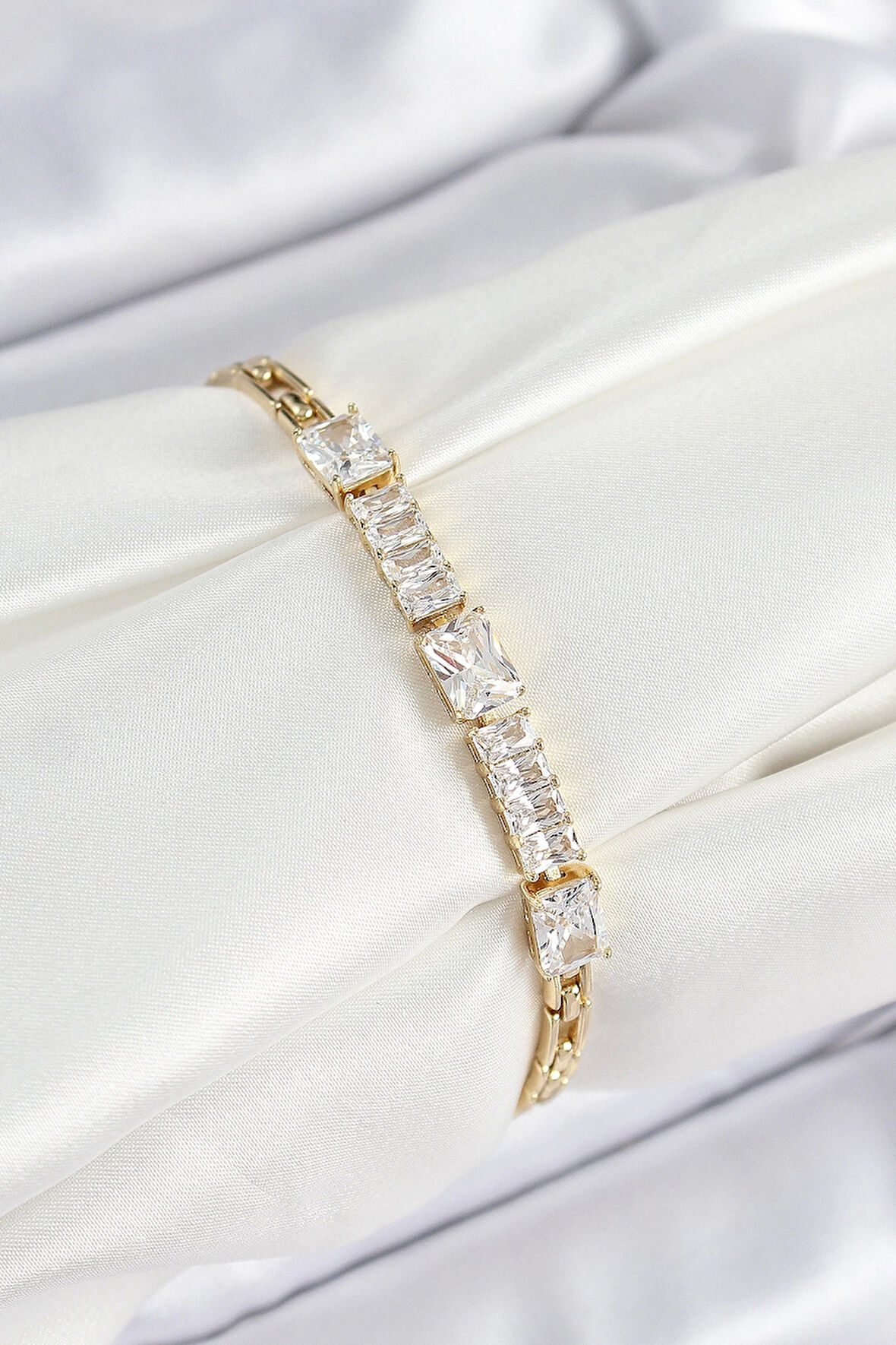 Xuping Pirinç Parçalı Su Yolu Model Gold Renk Kadın Bileklik