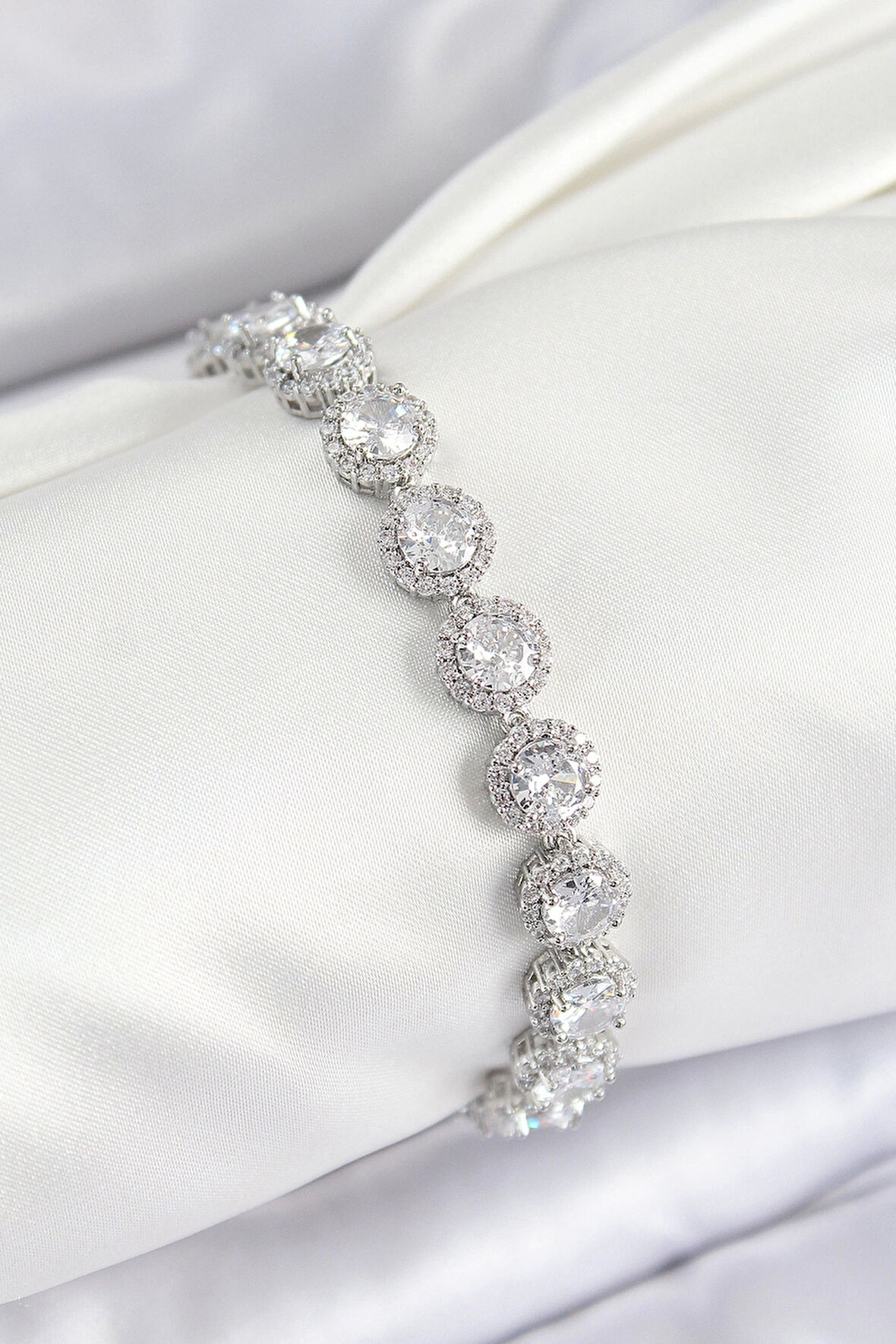 Pirinç Zirkon Taşlı Daire Baget Model Gümüş Renk VIP Seri Kadın Bileklik