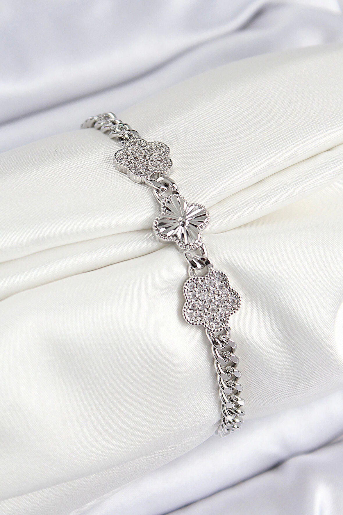 Pirinç Zirkon Taşlı Yonca Model Gümüş Renk Kadın Bileklik