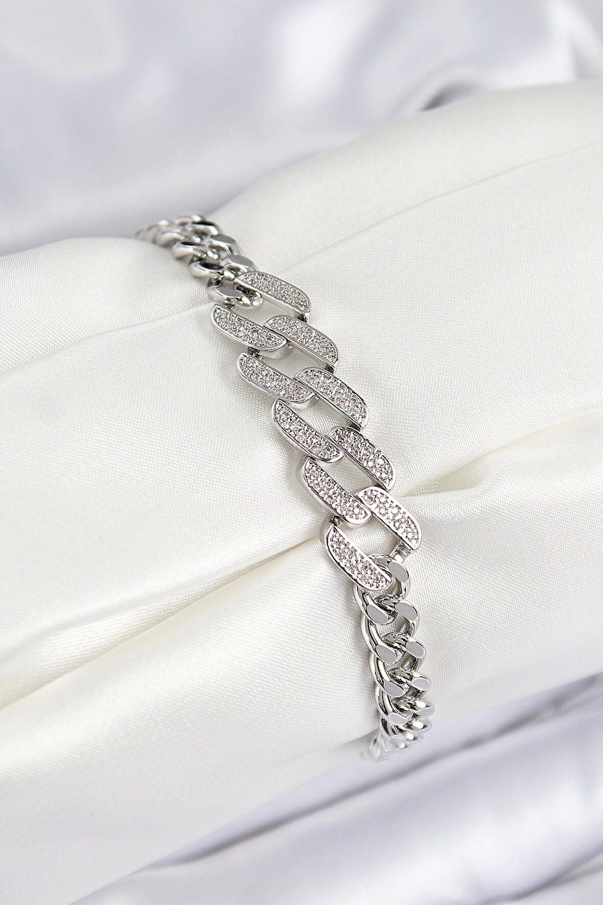 Pirinç Zirkon Taşlı Ezme Küba Zincir Model Gümüş Renk Kadın Bileklik