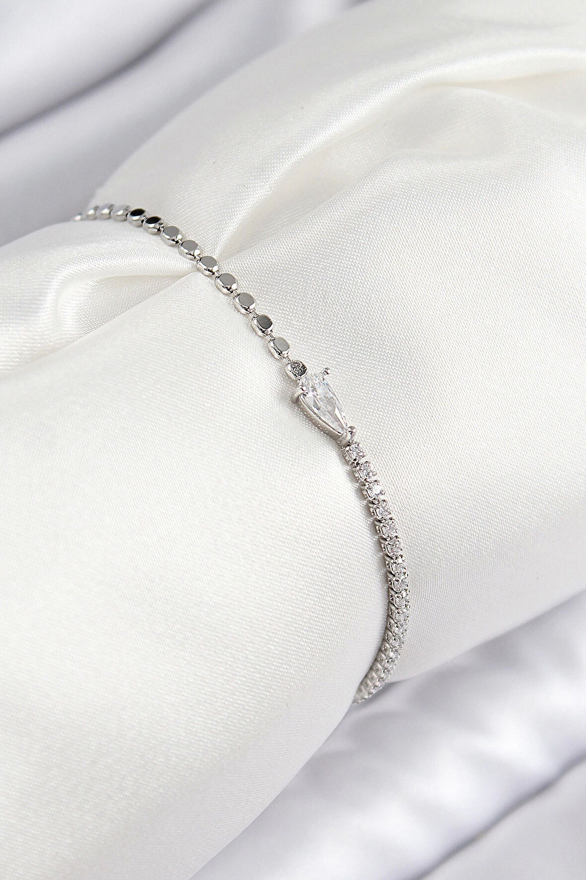 Pirinç Zirkon Taşlı Damla Model Ezme Zincir Gümüş Renk Kadın Bileklik