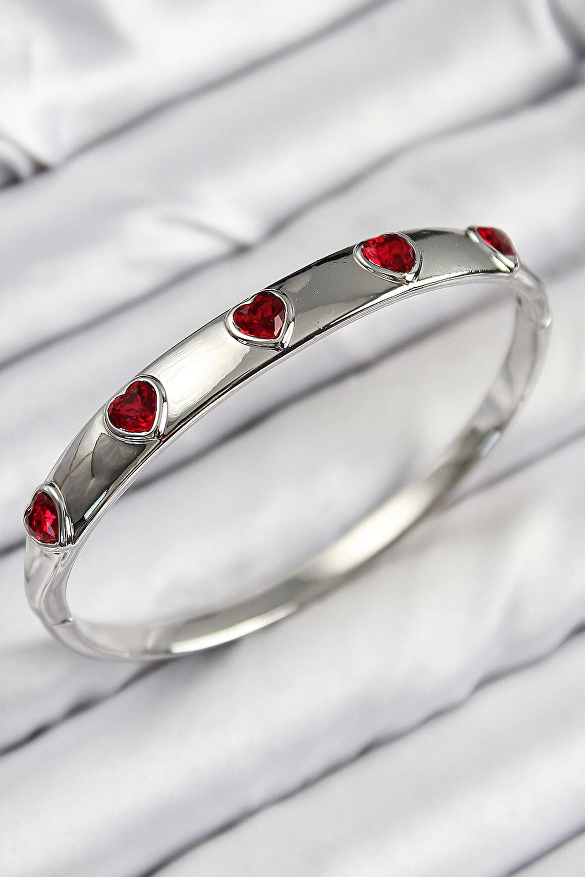 Pirinç Zirkon Taşlı Kırmızı Kalp Model Gümüş Renk Kadın Kelepçe