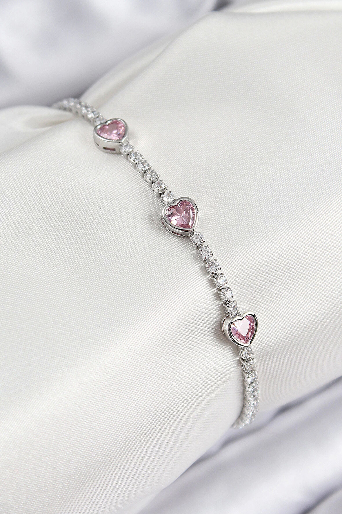Pirinç Zirkon Taşlı Pembe Kalp Model Gümüş Renk Kadın Bileklik