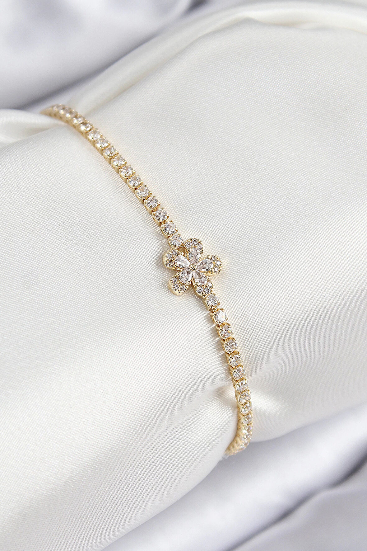 Pirinç Zirkon Taşlı Çiçek Model Gold Renk Kadın Bileklik