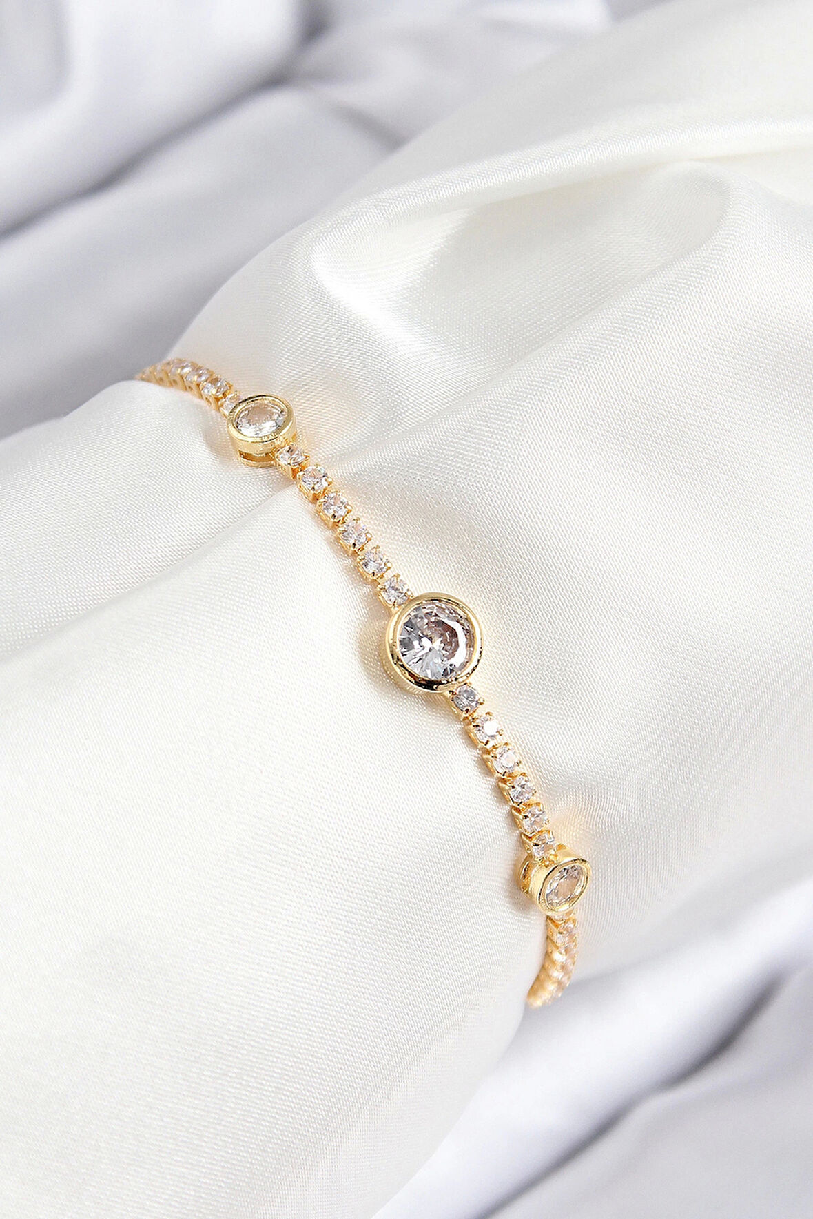 Pirinç Zirkon Taşlı Daire Model Gold Renk Asansörlü Kadın Bileklik