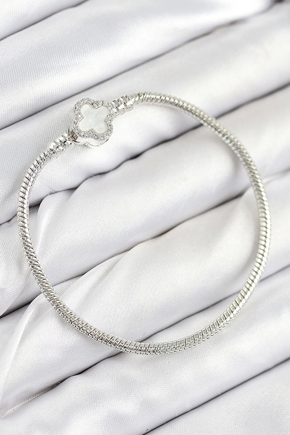 Pirinç Charm Zirkon Taşlı Yonca Model Gümüş Renk Kadın Bileklik