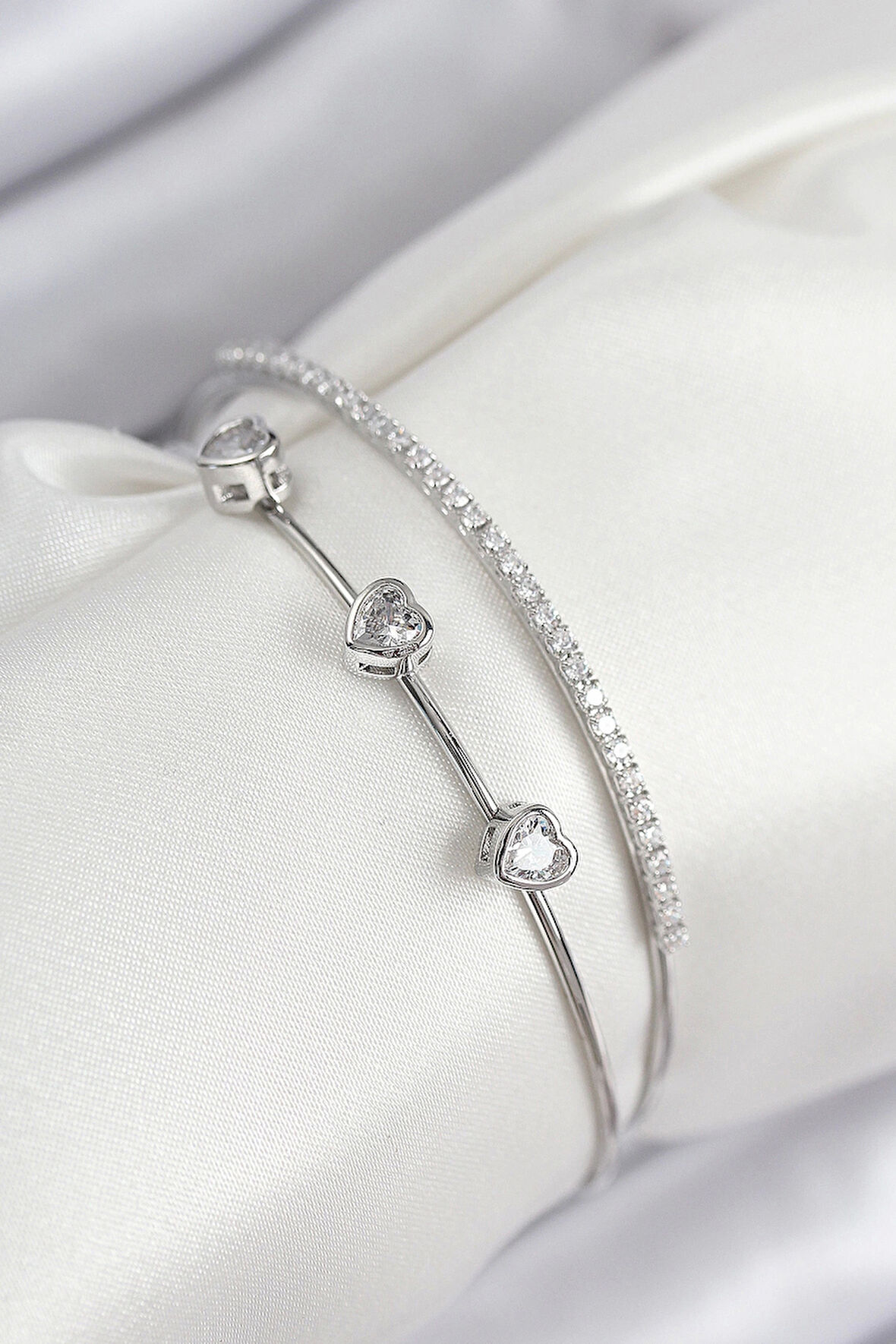 Pirinç Zirkon Taşlı Kalp Model Gümüş Renk Kadın Bileklik