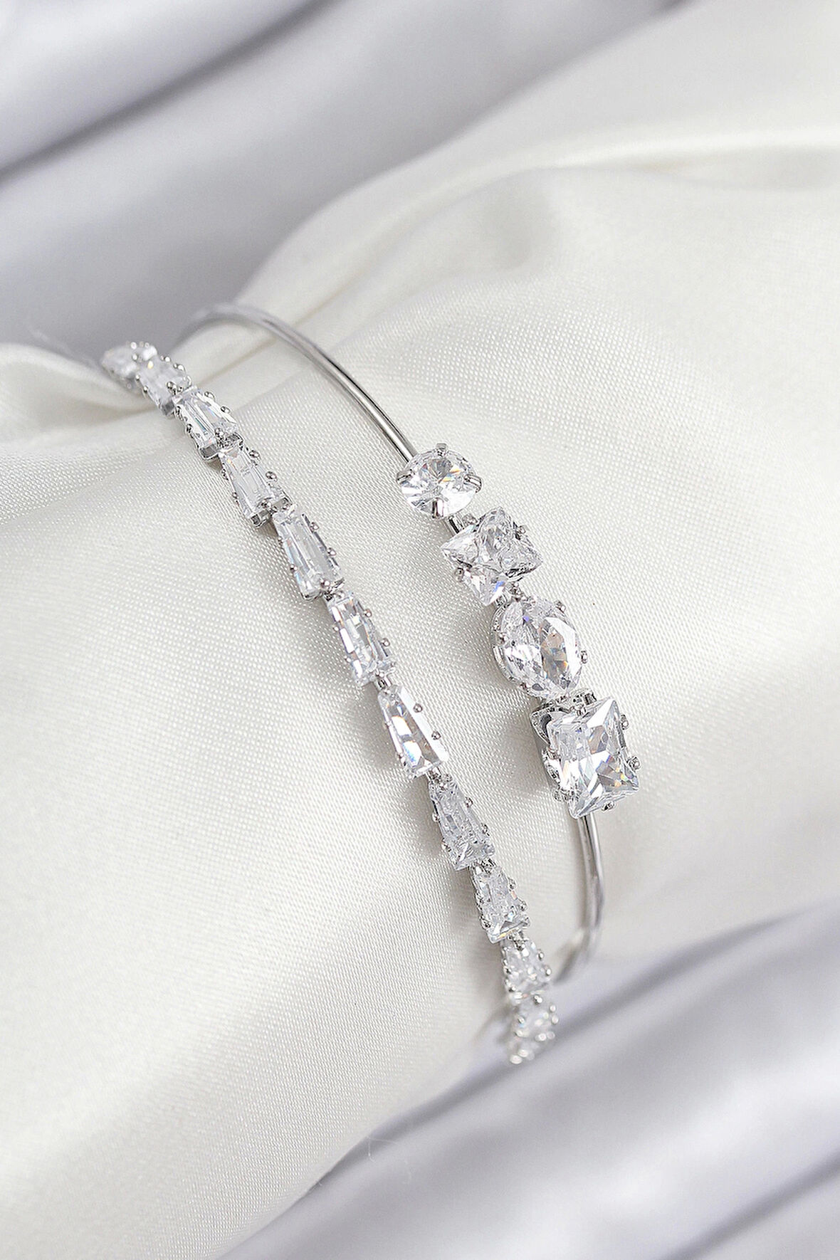 Pirinç Zirkon Taşlı Su Yolu Model Gümüş Renk Kadın Bileklik