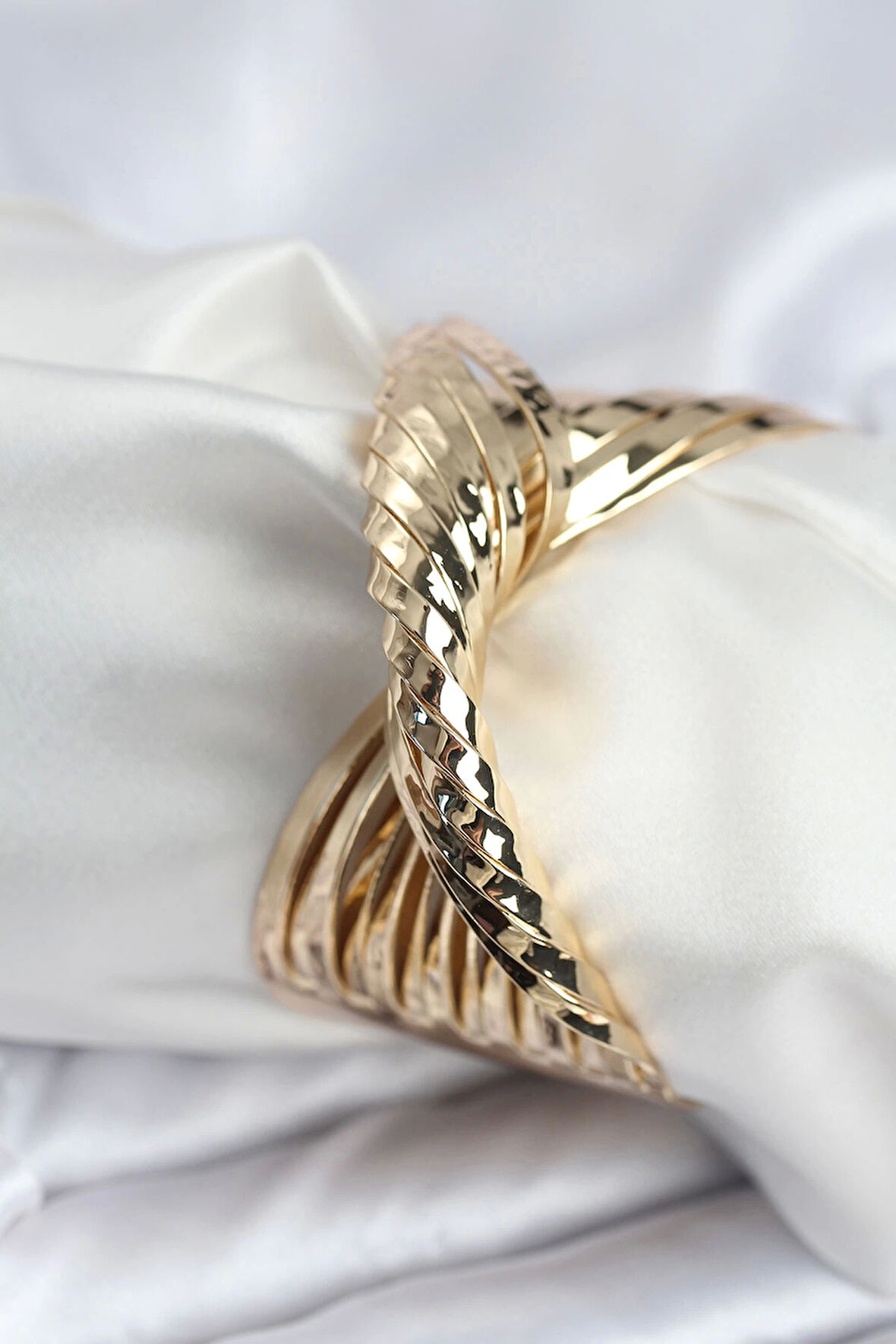 Pirinç Gold Renk Kıvrımlı Yarım Kelepçe Bileklik